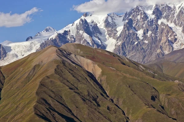 Bergskedjan Caucasus i Georgien. Bergslandskap — Stockfoto