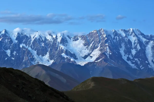 Caucasus sıradağlarının akşam