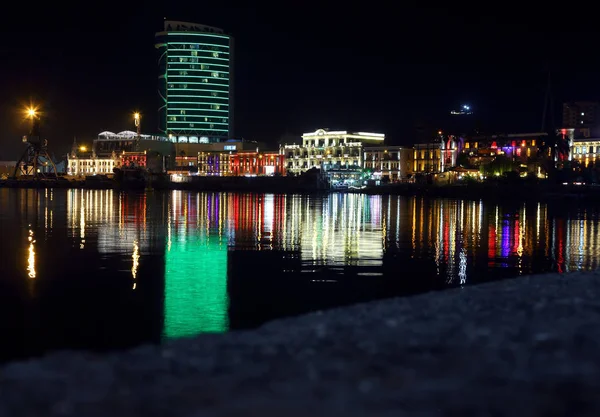 Guindastes portuários durante a noite em Batumi, Geórgia — Fotografia de Stock