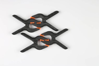 Beyaz bir arka plan üzerinde dört siyah mandal