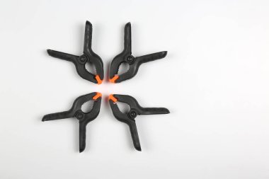 Beyaz bir arka plan üzerinde dört siyah mandal