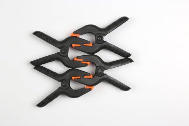 Beyaz bir arka plan üzerinde dört siyah mandal