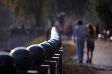 erkek ve kadın birlikte limanda bulanık bir odak boyunca yürüyüş