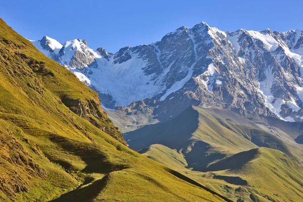 La catena montuosa del Caucaso in Georgia. Paesaggio montano — Foto Stock