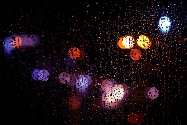 Отражение ночного света на влажном стекле — стоковое фото
