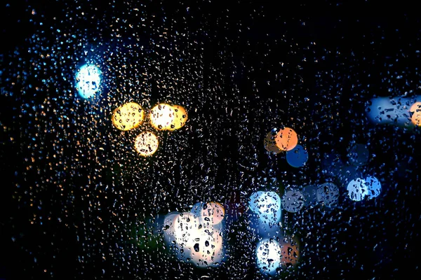 ıslak cam gece ışık yansıması