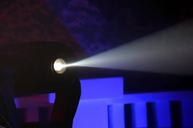 Karanlıkta parlayan aydınlatmak için renk ışıldak