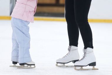 bir adam bir buz pistinde paten bacaklar