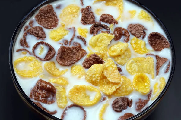 Schüssel mit Cornflakes gefüllt mit Milch — Stockfoto