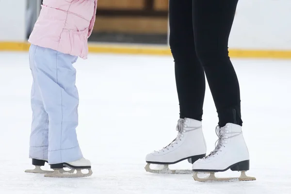 Las piernas de un hombre patinando en una pista de hielo — Foto de Stock