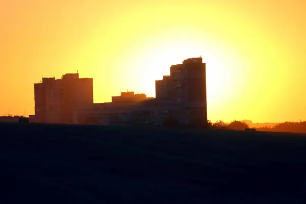 La silhouette della casa in campo sullo sfondo del tramonto — Foto Stock