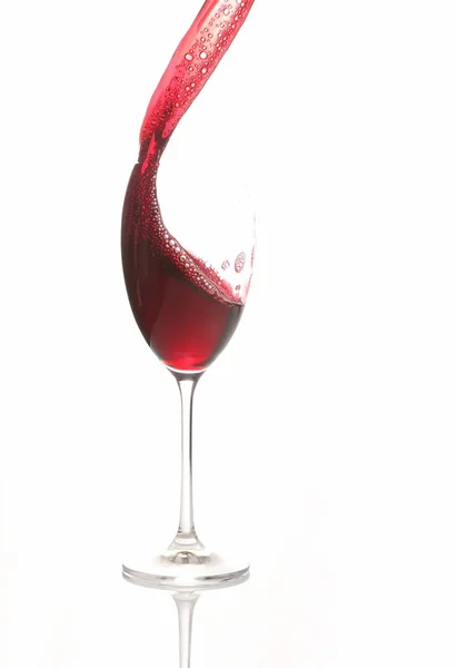 Rotwein aus einem Glas gegossen — Stockfoto