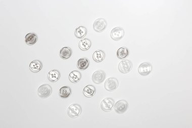 Beyaz bir arka plan üzerinde dağınık düğmeleri