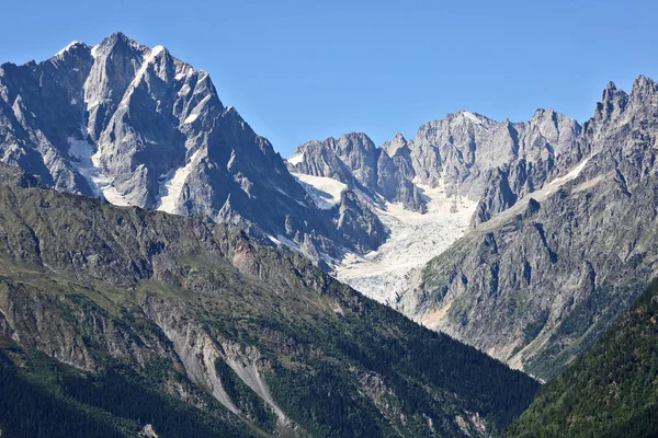 Ghiacciaio nella catena montuosa del Caucaso in Georgia. Terra di montagna — Foto Stock