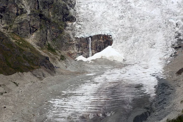 Glaciar en la cordillera del Cáucaso en Georgia. Paisaje de montaña —  Fotos de Stock