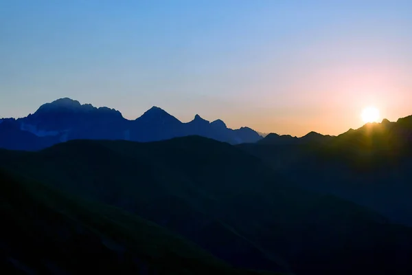 Amanhecer ensolarado nas montanhas do Cáucaso — Fotografia de Stock