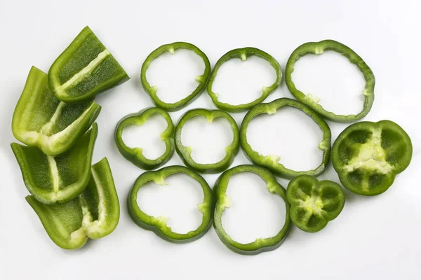 Нарізаний шматочками зелений перець на білому тлі — стокове фото