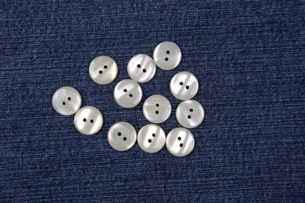 Mãe de botões de pérola em ganga azul — Fotografia de Stock