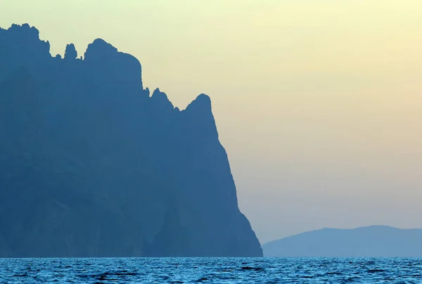 Mountain cliffs along the shoreline of the sea — Stock Photo, Image