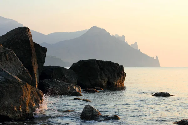 Mountain cliffs along the shoreline of the sea — Stock Photo, Image