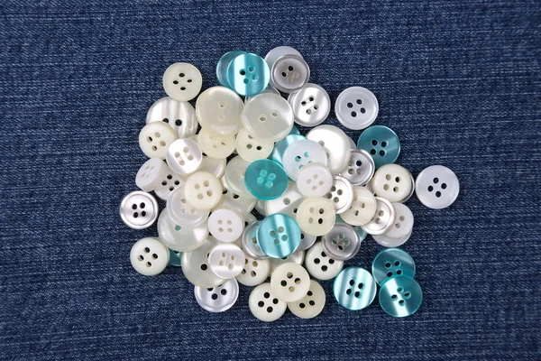 Diferentes botones de nácar en denim azul —  Fotos de Stock
