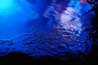 yağmurdan sonra asfalt renk yansıma akşam