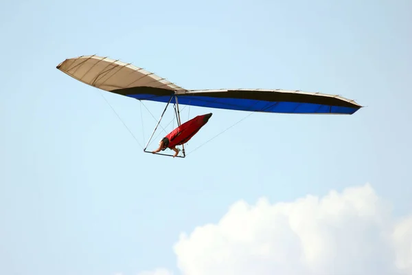 Mann fliegt auf Drachenflieger — Stockfoto