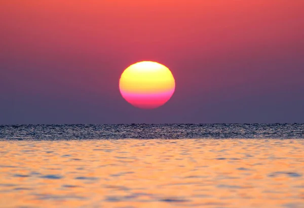 Nascer do sol no mar de perto — Fotografia de Stock