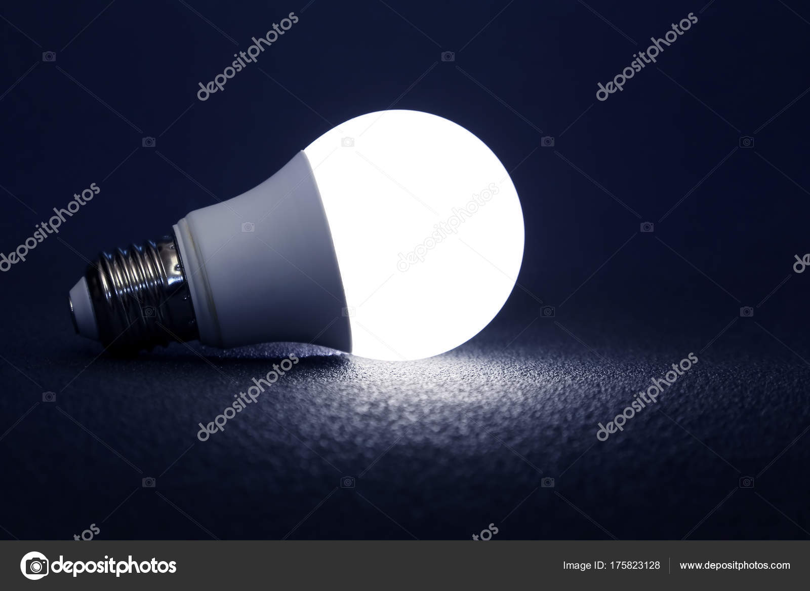 Lâmpada led moderna é ligado em um fundo escuro — Foto © OlegTroino  #175823128, image size:1600x1167
