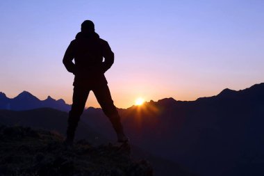 dağ yüzünde sunrise ayakta adam silüeti