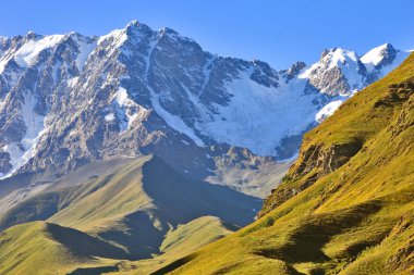Gürcistan'daki dağlık arazi görünümünde manzara