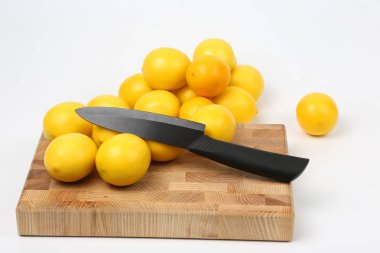 limon ve bıçak üzerinde domuzu vardır