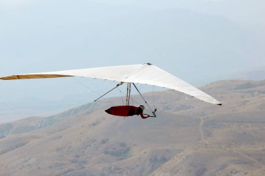 hang glider üzerinde uçan adam
