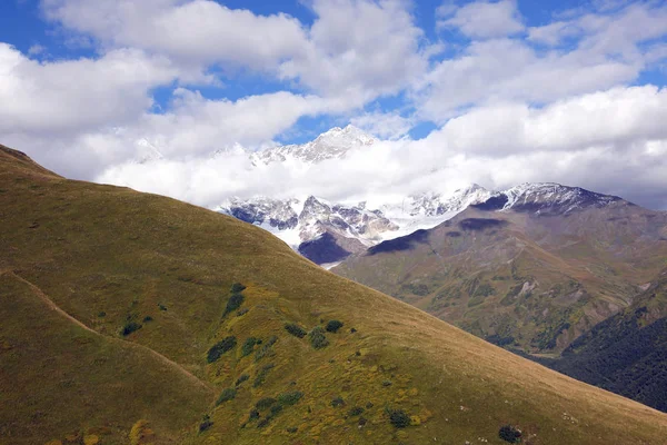 Vista sul paesaggio in terreni montuosi in Georgia — Foto Stock
