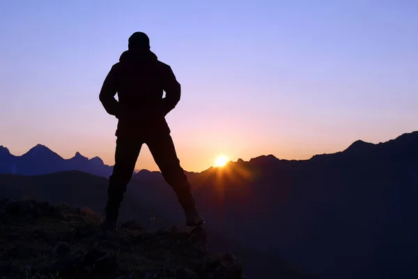 선라이즈 산 얼굴에 서 있는 남자의 실루엣 — 스톡 사진