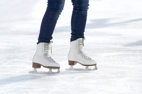 Piedi pattinaggio ragazza pattinaggio su ghiaccio rin — Foto Stock