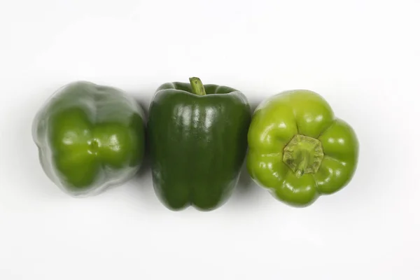 Três pimentas verdes no fundo branco — Fotografia de Stock