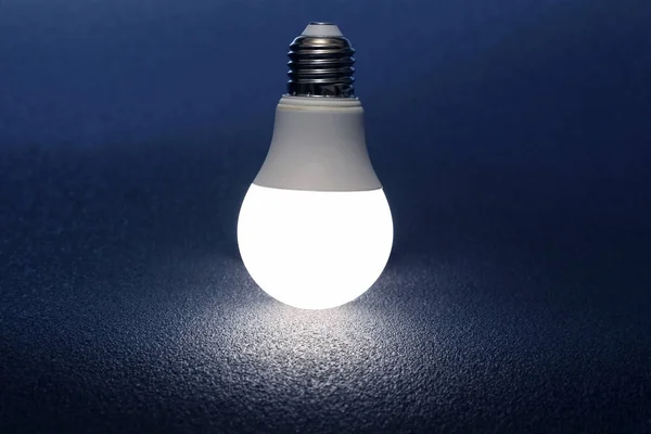Moderne LED-Lampe auf dunklem Hintergrund eingeschaltet — Stockfoto