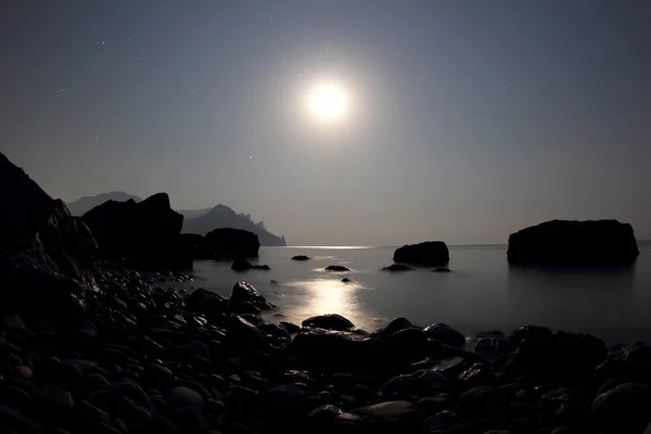 Moonlight shines on the sea — Stock Photo, Image