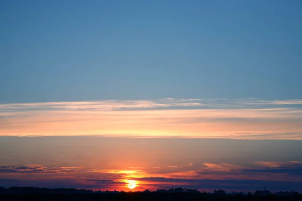 Coucher de soleil le soir avec des nuages éclatants — Photo