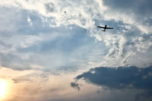 Avião voa em nuvens suculentas para encontrar o sol — Fotografia de Stock