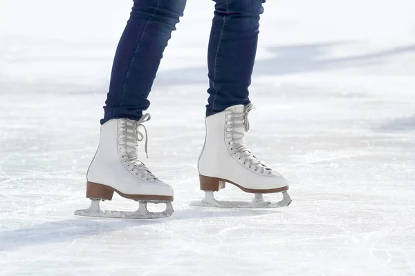 Pies patinaje niña patinaje sobre hielo rin — Foto de Stock