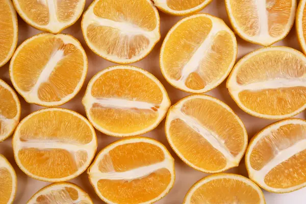 Cortar por la mitad limones sobre fondo blanco — Foto de Stock