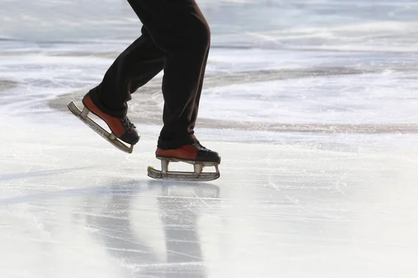 Pieds sur les patins d'une personne roulant sur la patinoire — Photo