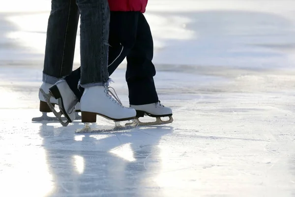 Pied patin à glace petite fille avec ma mère à la patinoire — Photo