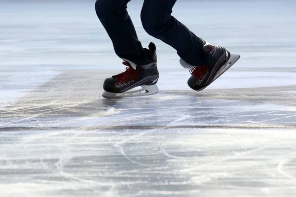 Foten skridskoåkning person på ishallen — Stockfoto