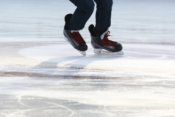 Человек, катающийся на коньках на катке — стоковое фото