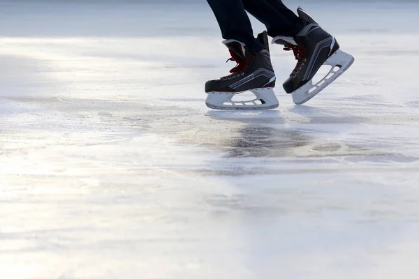 Voet persoon van het schaatsen op de ijsbaan — Stockfoto