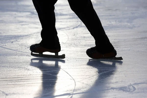 Silueta pie patinaje sobre hielo persona en la pista de hielo — Foto de Stock