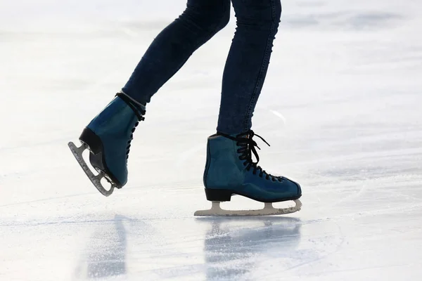 Ноги на коньках человека, катающегося на катке — стоковое фото